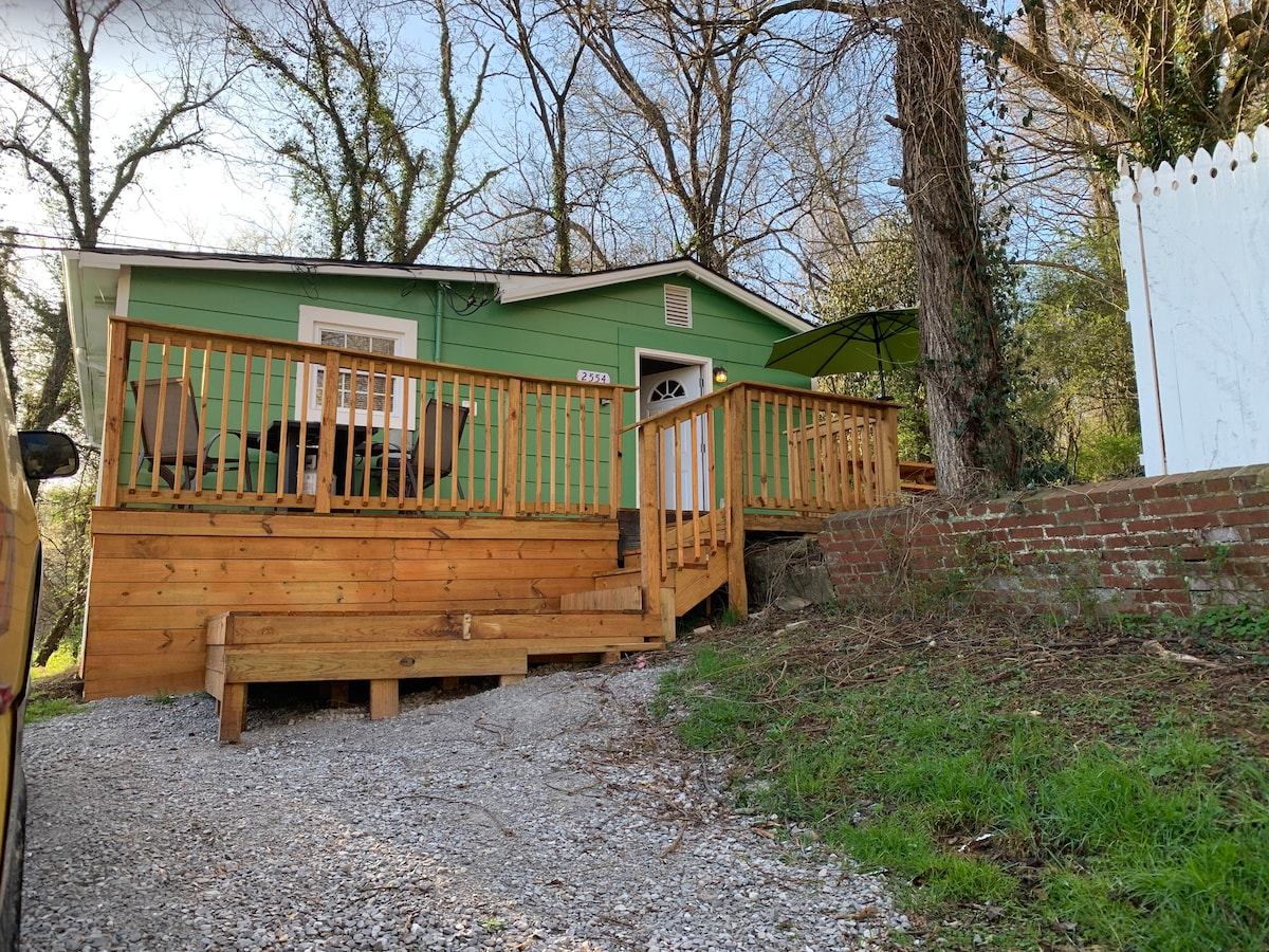 2 bedroom Mountain Cabin feel in the City – Photo 3