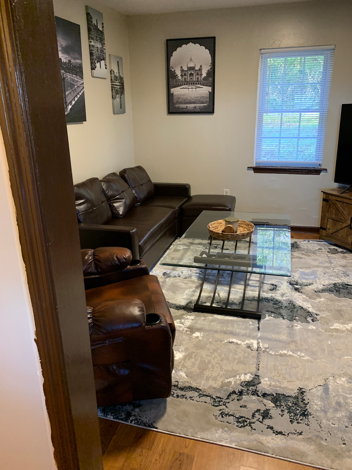 2 bedroom Mountain Cabin feel in the City – Photo 11