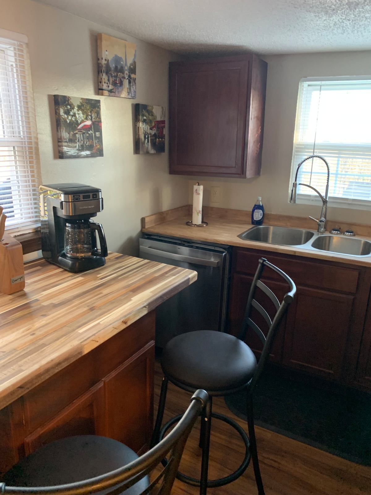 2 bedroom Mountain Cabin feel in the City – Photo 15