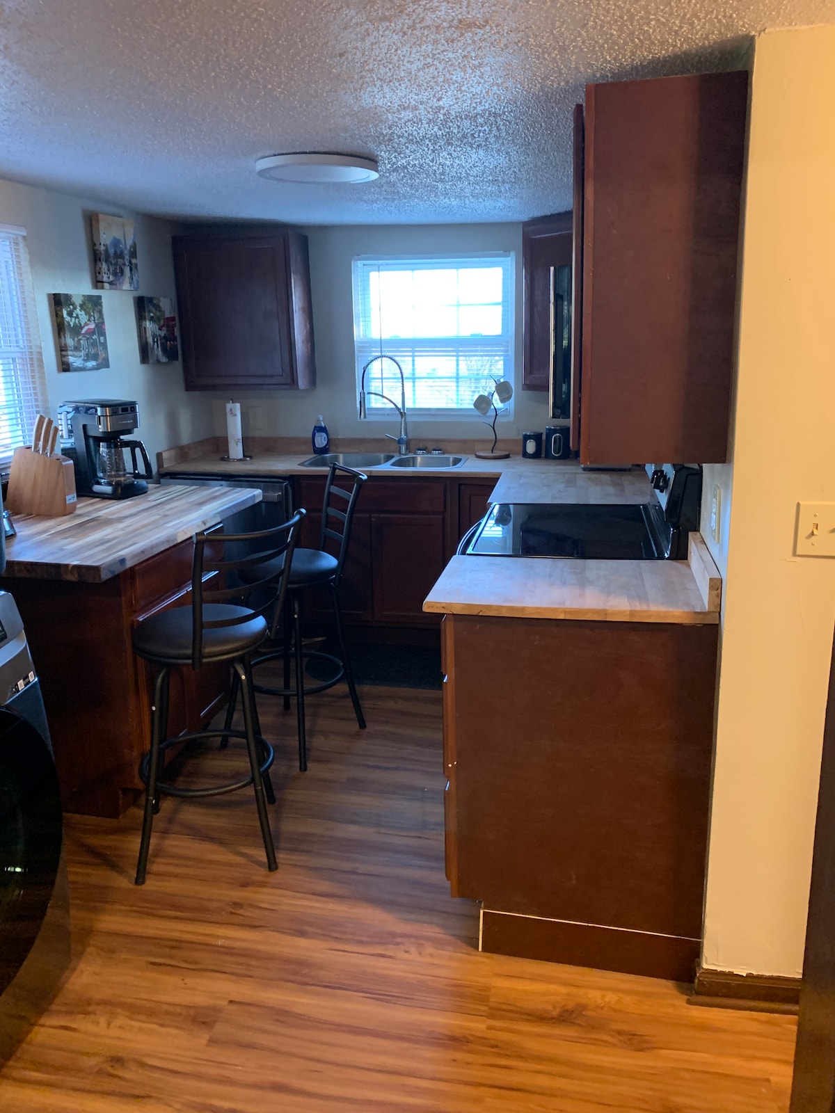 2 bedroom Mountain Cabin feel in the City – Photo 13