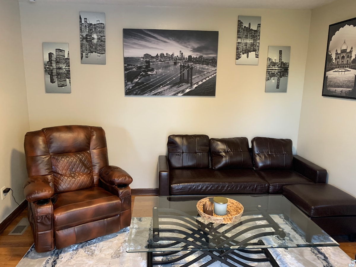 2 bedroom Mountain Cabin feel in the City – Photo 10