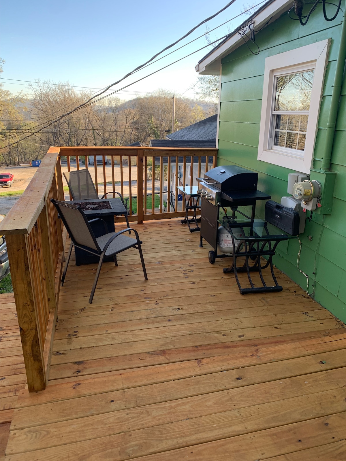 2 bedroom Mountain Cabin feel in the City – Photo 6