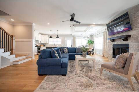 Modern 4BR Oasis - Main Level Master + 2 King Beds