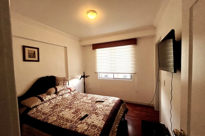 غرفة نوم رئيسية مع تلفزيون. بالإضافة إلى خزانة واسعة وحمام كامل. 