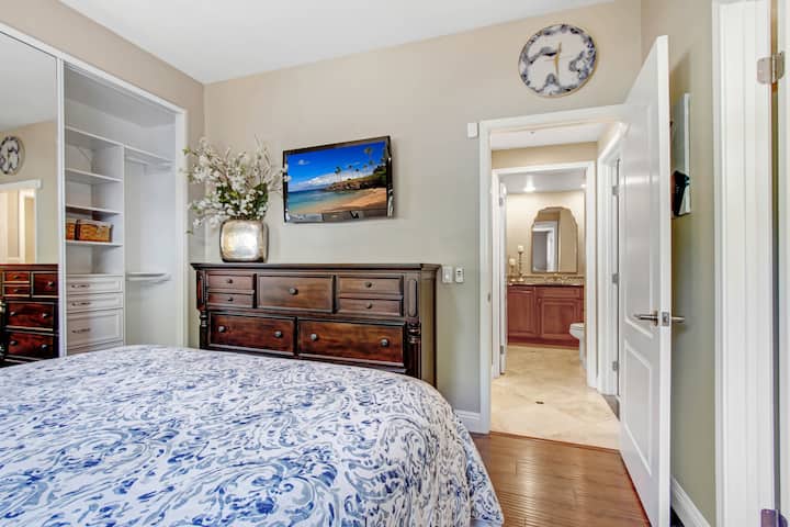 Spálňa pre hostí na prízemí s vlastnou kúpeľňou a sprchovacím kútom. 