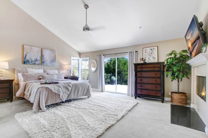 Hlavný apartmán s výhľadom na mesto, posteľou Cal King, obojstranným krbom, vírivkou, vlastnou terasou s balkónom, oddelením jeho a jej umývadiel, cédrom prechádzajú cez jeho a jej šatník a ďalší samostatný zrkadlový šatník. 