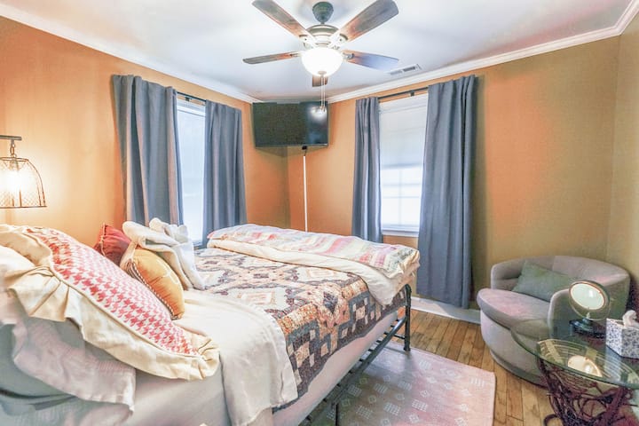 Უკანა საძინებელი ტელევიზორით. დავამატეთ რამდენიმე ჩარჩო. კაბელური ტელევიზია არ არის, მაგრამ ორივე საძინებელს აქვს ტელევიზორი, რომელზეც შეგიძლიათ ნებისმიერი სერვისის ნაკადით ყურება.