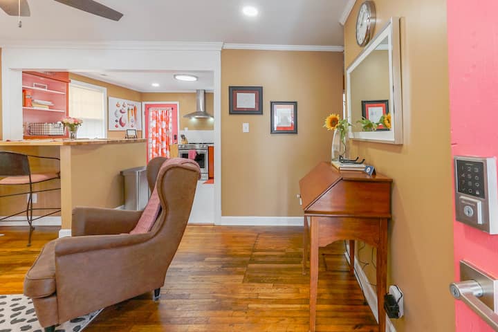 Ვარდისფერი ხავერდის ტახტი მისაღებ ოთახში, დის შესასვლელ კარში. Ყველაფერი გრინსბოროს ცენტრთან (NC), UNCG-თან, Tanger Center-თან და Urban Trail სისტემასთან ახლოს მდებარეობს. Შესასვლელი კარიდან ჩვენს სახლში იყურება.