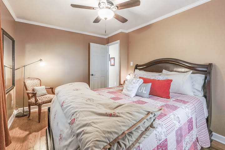 Წინა საძინებელი ტელევიზორით. დავამატეთ ჩარჩოებში ჩასმული ბეჭდური ნამუშევრები და პატარა სამუშაო მაგიდა დისტანციურად მომუშავე ადამიანებისთვის. ამ ფოტოს გადაღების ადგილის უკან კედელზე ტელევიზორი ჰკიდია. კაბელური ტელევიზია არ არის, მაგრამ ორივე საძინებელს აქვს ტელევიზორი, რომელზეც შეგიძლიათ ნებისმიერი სერვისის ნაკადით ყურება.