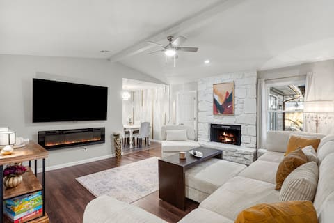 The Aster Oasis | 4BR 7 Beds + Yard, Patio & Style