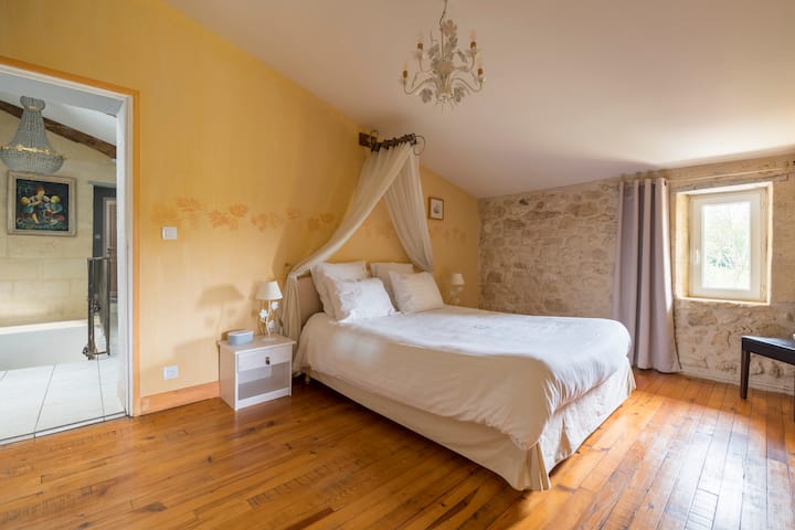 chambre 1 "merlot" lit 160 et salle d'eau privative, WC