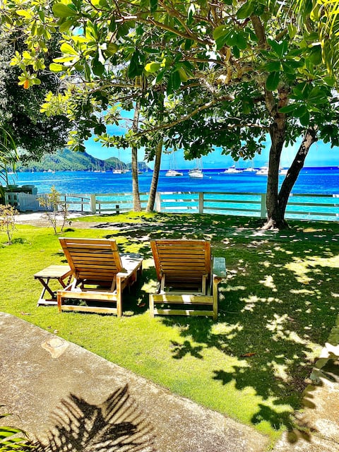Bequia Cottage: Waterfront along Belmont Walkway