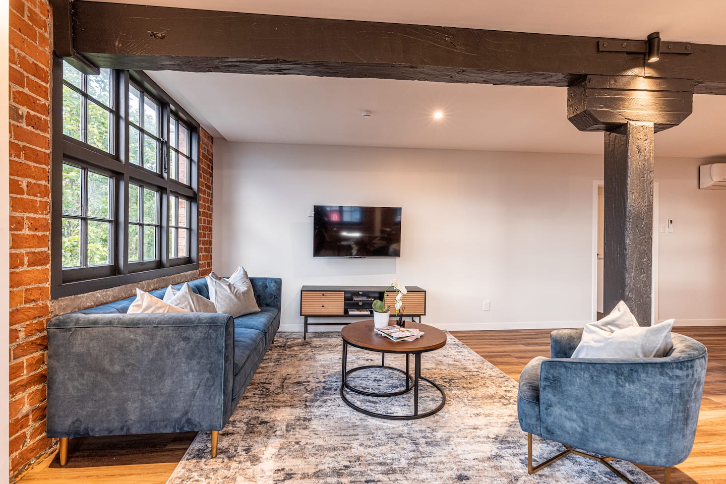 City View Apartment: History Meets Modern Elegance 4
