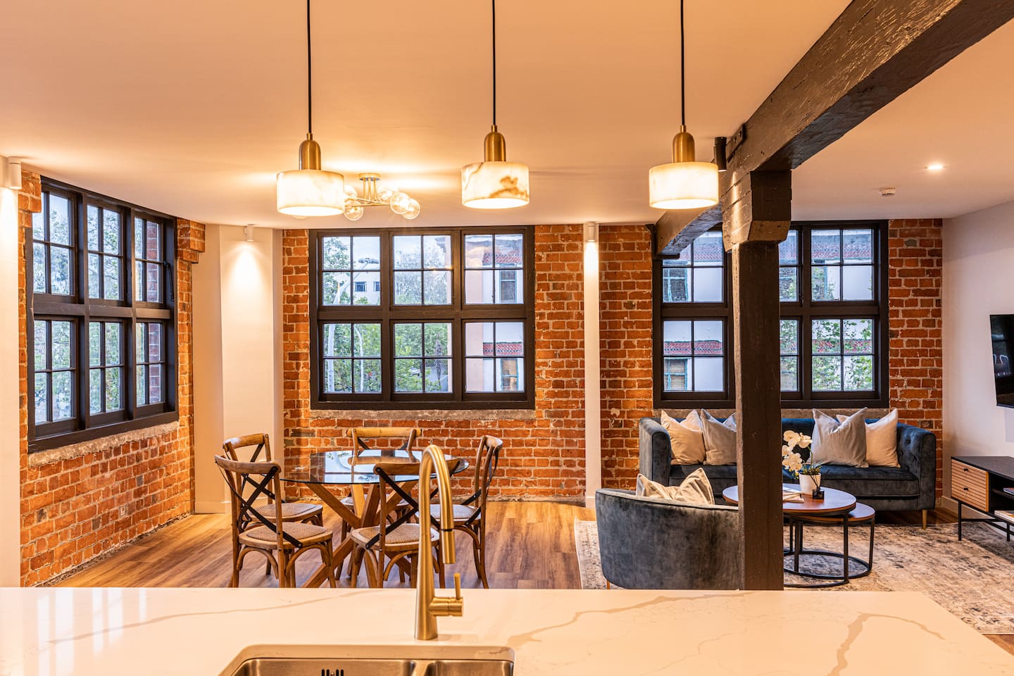City View Apartment: History Meets Modern Elegance 3