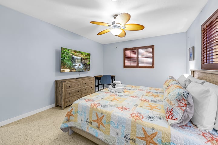 Dormitorio principal con baño privado y TV inteligente.