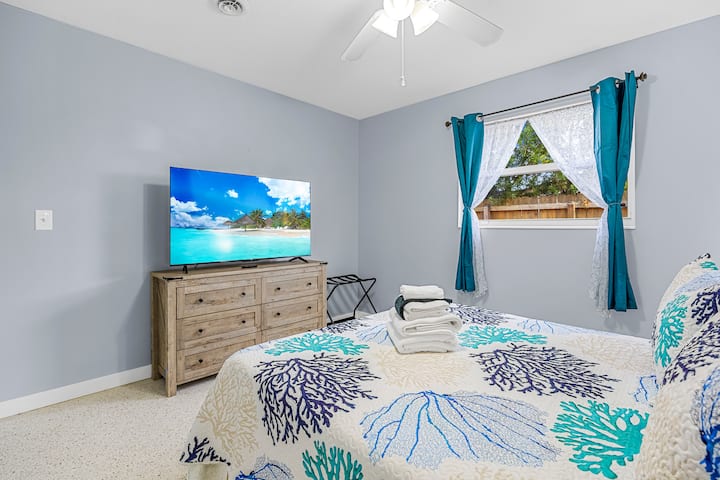 Dormitorio 3: la habitación Coral Reef con cama Queen y TV inteligente.