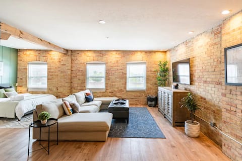 Top Airbnb: Downtown loft with gated parking in Downtown