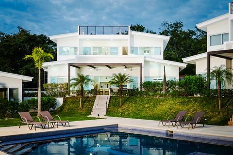 Luxury Beach Villa w/Sunset Rooftop Terrace!