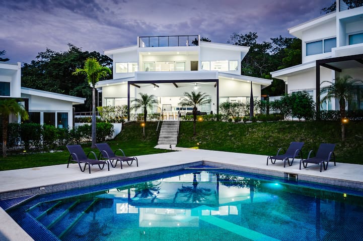 Wave Vacation Rentals managed Airbnb listing 1