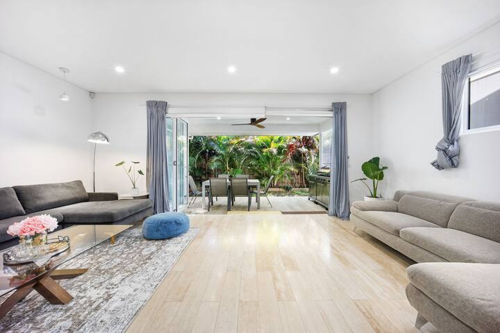 Luxury Contemporary 4BR House gallery image 2