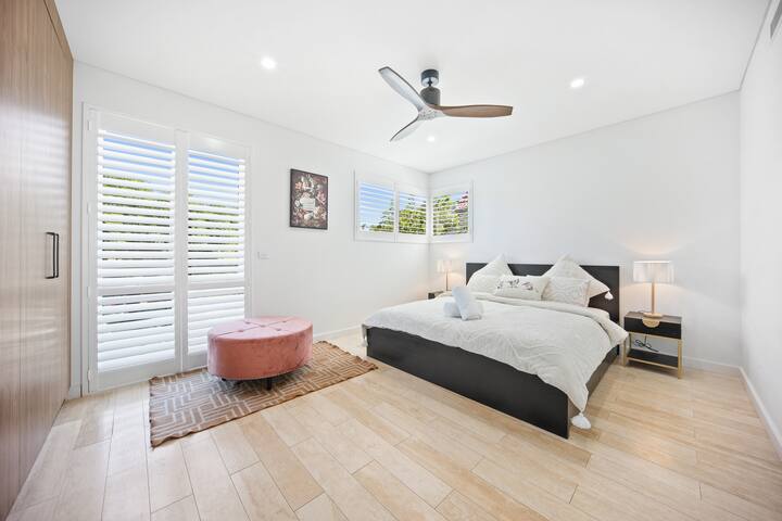 Luxury Contemporary 4BR House gallery image 4