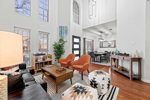 Bright Luxury Modern! Pool, fire pit, dog friendly