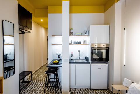 Popular Airbnb listing: Hip on hop studio in center in ΒΑΤΡΑΧΟΝΗΣΙ