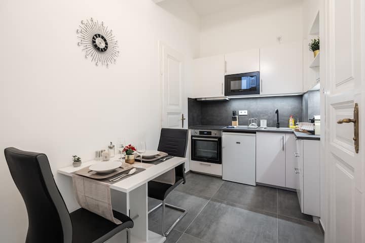 Stellar Dwell Apartment - Budapest