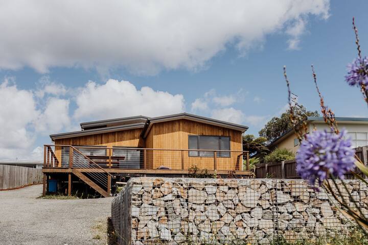 Large Stylish Family Home gallery image 4