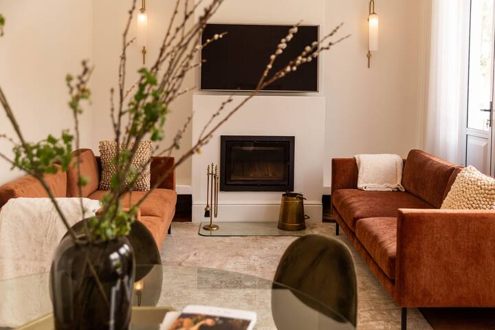 Designer Green Point Home, Backup Power & Pool gallery image 4