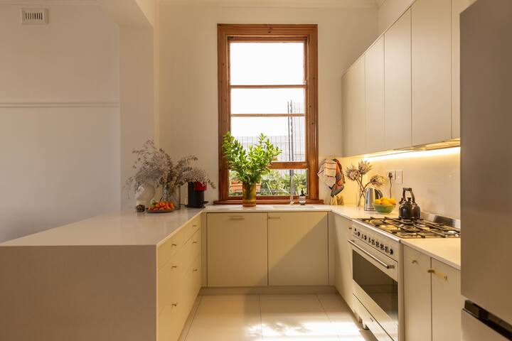 Designer Green Point Home, Backup Power & Pool gallery image 5