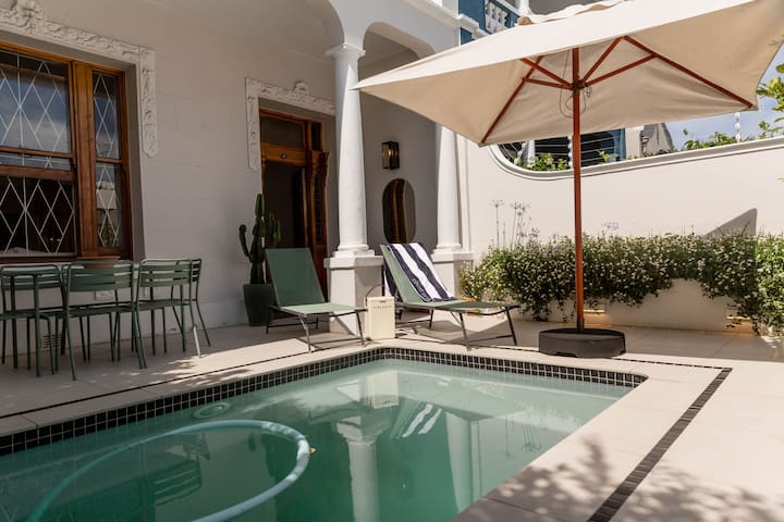 Designer Green Point Home, Backup Power & Pool gallery image 2