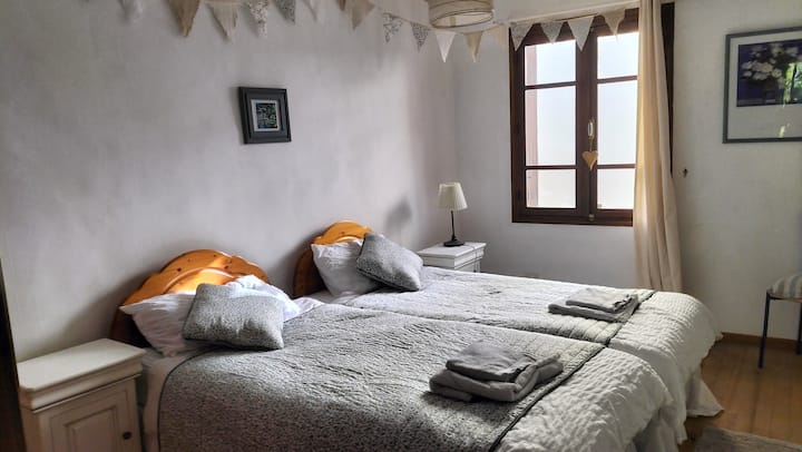 Second middle floor bedroom.