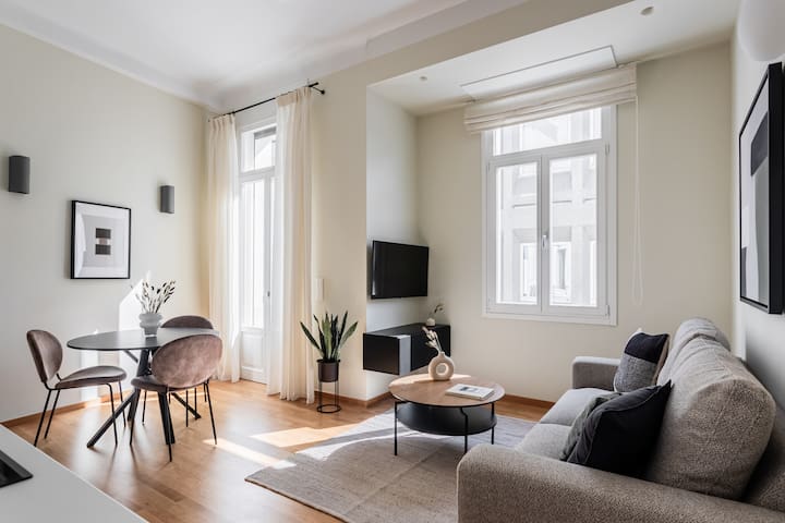 Elysian 2BR Apartment in Plaka 1
