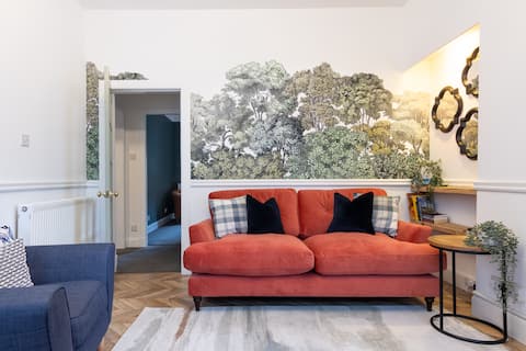 Top performing Airbnb: The Wee Gem: Cute City Centre Home with Parking in Inverness And Bona