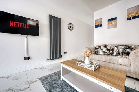 Spacious 2BR House With Free Parking + Garden