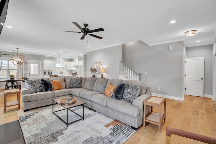 Luxury 4br Home With Screened Porch & Fenced Yard - Greenville, SC