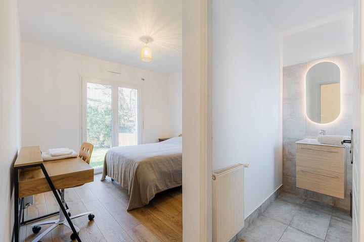 Chambre rch sur jardin - lit double - bureau - penderie - salle d'eau attenante