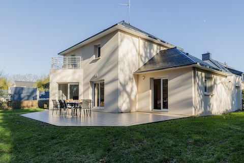 Spacious house, quiet, not overlooked, garage