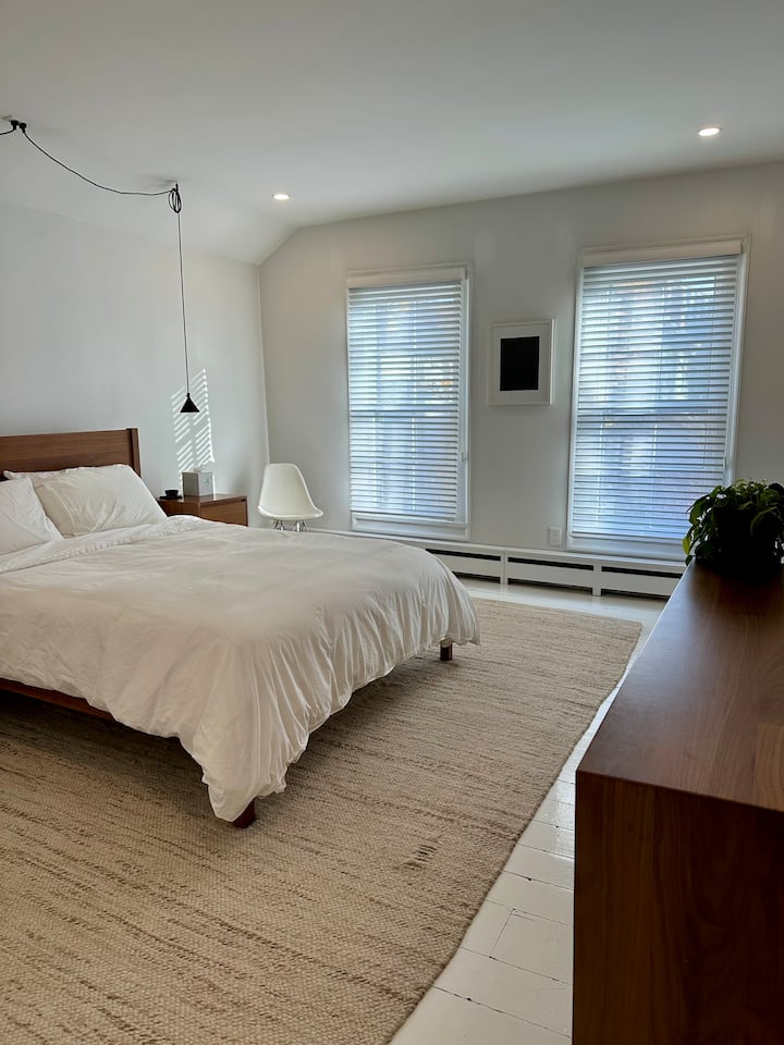 Quarto amplo e aconchegante com cortinas blackout.