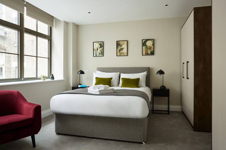 Large stylish 3-bed flat on Chancery Lane gallery image 3