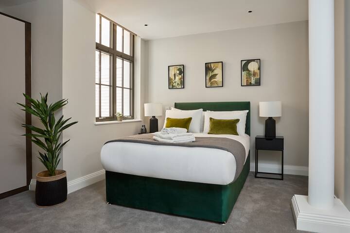 Large stylish 3-bed flat on Chancery Lane gallery image 2