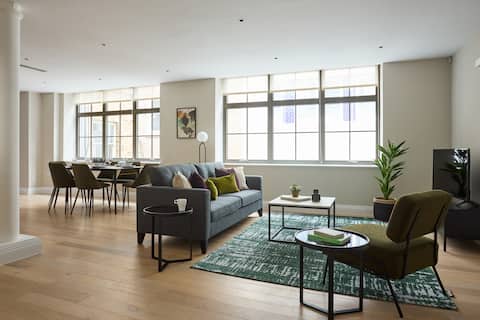 Large stylish 3-bed flat on Chancery Lane