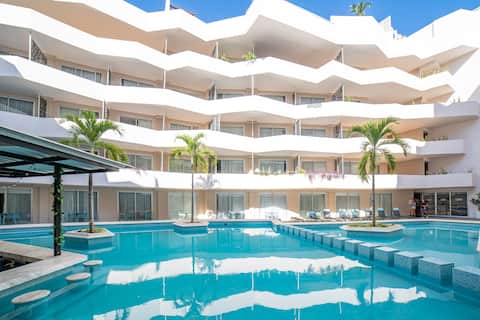 Luxury 1BR – Huge Terrace Overlooking Pool