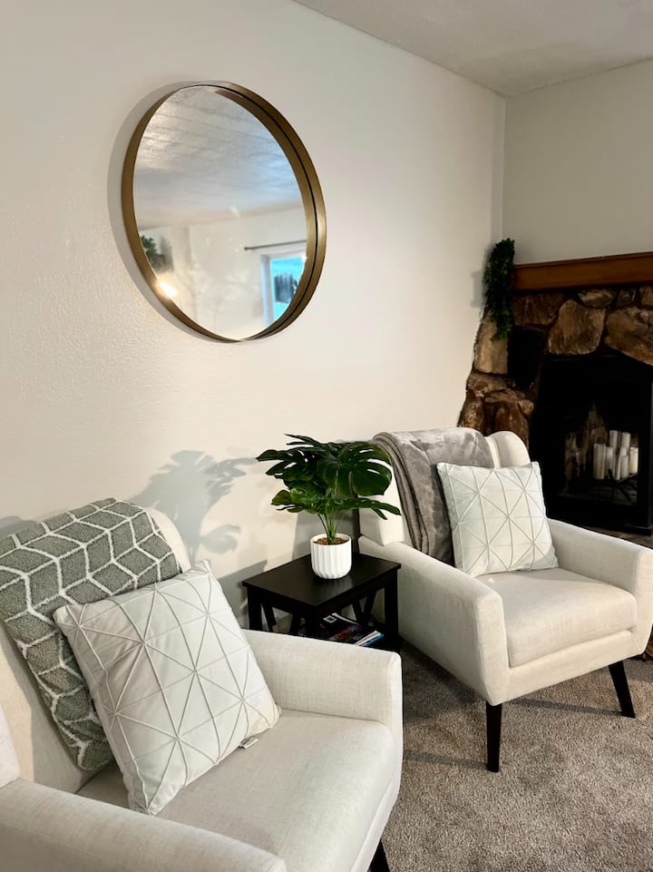 Modern Flat In Perfect Location - Anchorage
