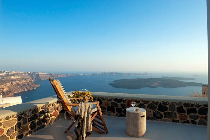 Private Villa for 6 with caldera view