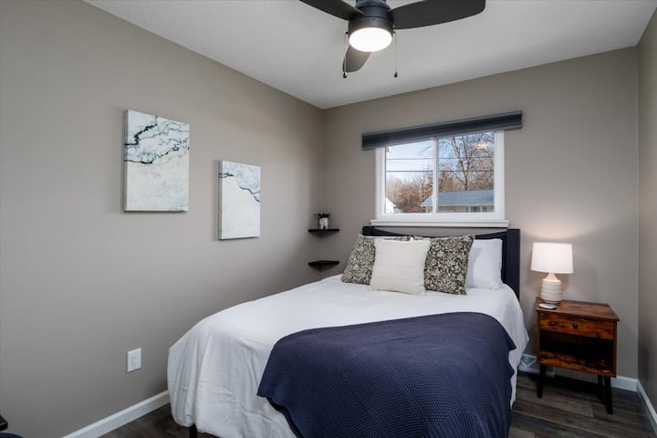 Тази уютна спалня разполага с мемори пяна Пълно легло, щори за затъмнение, място за съхранение в килера и др. 