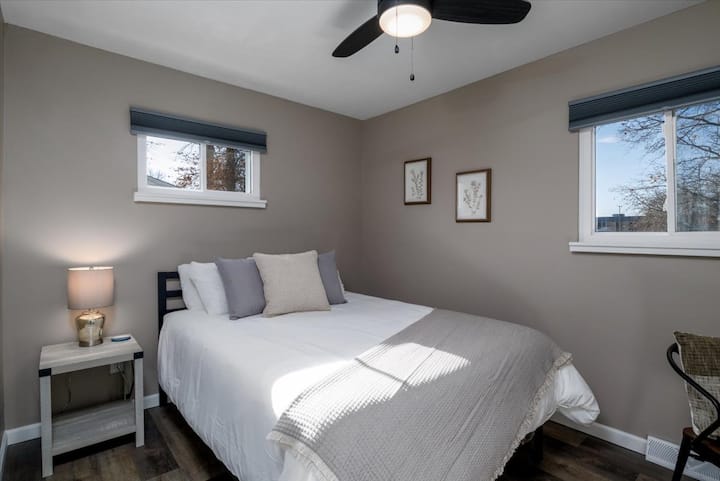 Тази красиво декорирана спалня разполага с ултракомфортен матрак с мемори пяна Queen, както и със специално работно пространство, за да увеличите максимално ваканцията си за работа от дома. 