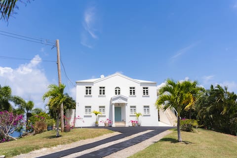 Serendipity, New Elegant Home, Private Gardens