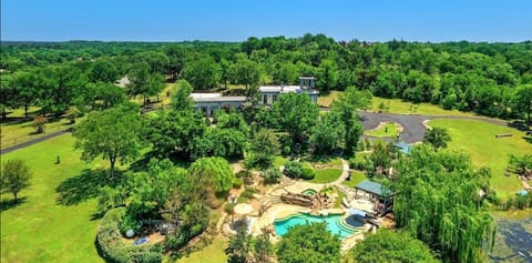 The Braun Manor| Historic 1882 Mansion |Sleeps 30